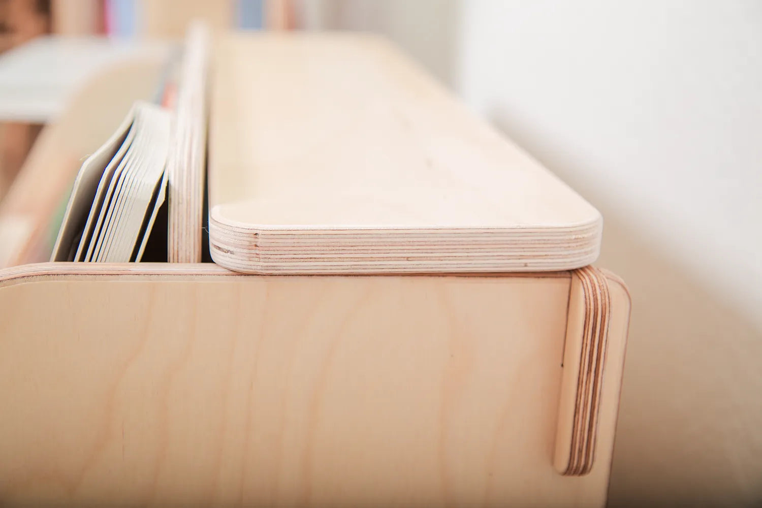 top compartment lid that is smooth and round